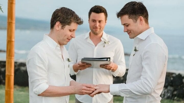 CEO OpenAI Sam Altman kết hôn với người bạn đời Oliver Mulherin trong một buổi lễ bên bờ biển ở San Francisco hôm 11/1. (Ảnh: HEYBARSEE)
