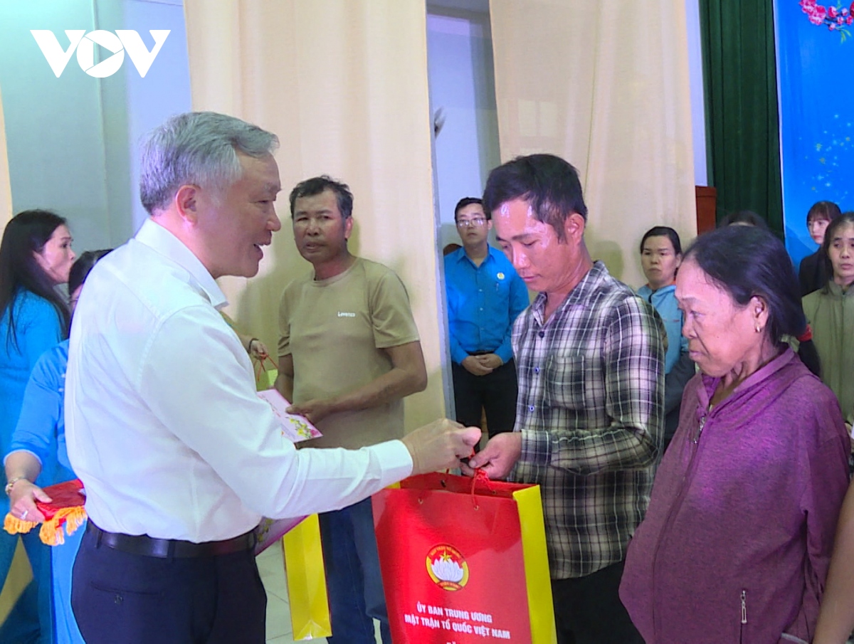 Chánh án Tòa án Nhân dân tối cao Nguyễn Hòa Bình tặng quà Tết tại Phú Yên