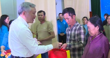 Chánh án Tòa án Nhân dân tối cao Nguyễn Hòa Bình tặng quà Tết tại Phú Yên