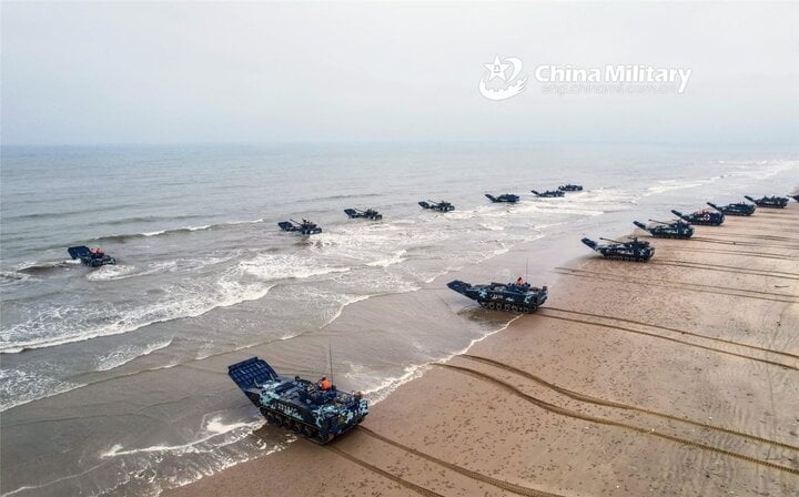 Các xe bọc thép lội nước của một lữ đoàn thuộc Thủy quân lục chiến PLA tiến tới vùng biển huấn luyện được thiết kế trong cuộc tập trận hàng hải vào ngày 13/3/2022.