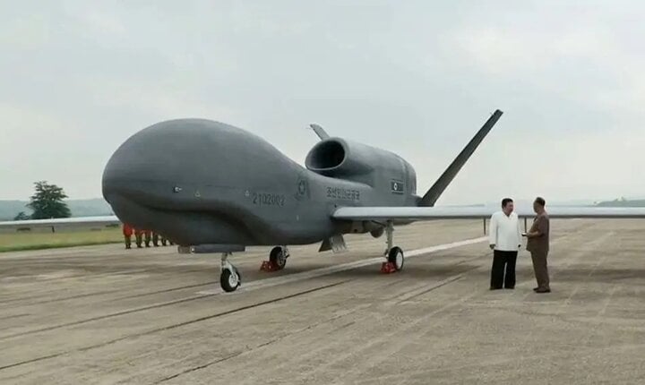 Bất ngờ khi Triều Tiên khoe cặp UAV y hệt máy bay không người lái Mỹ