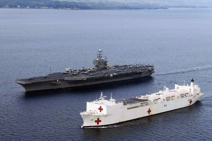 Tàu USNS Mercy đi dọc theo tàu sân bay USS Abraham Lincoln ngoài khơi Indonesia, 2005.