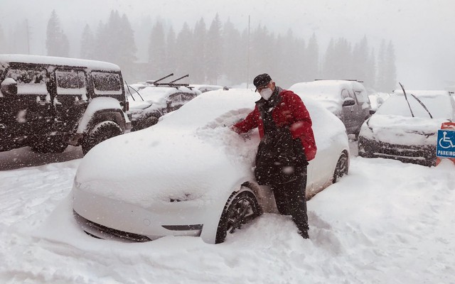 Mùa đông - Kẻ thù của Elon Musk: Xe Tesla đóng băng vì lạnh, khách loay hoay 1 tiếng mới khởi động được- Ảnh 1.