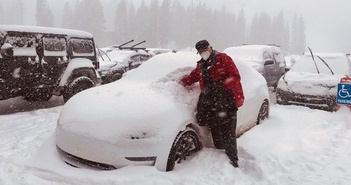Mùa đông - Kẻ thù của Elon Musk: Xe Tesla đóng băng vì lạnh, khách loay hoay 1 tiếng mới khởi động được