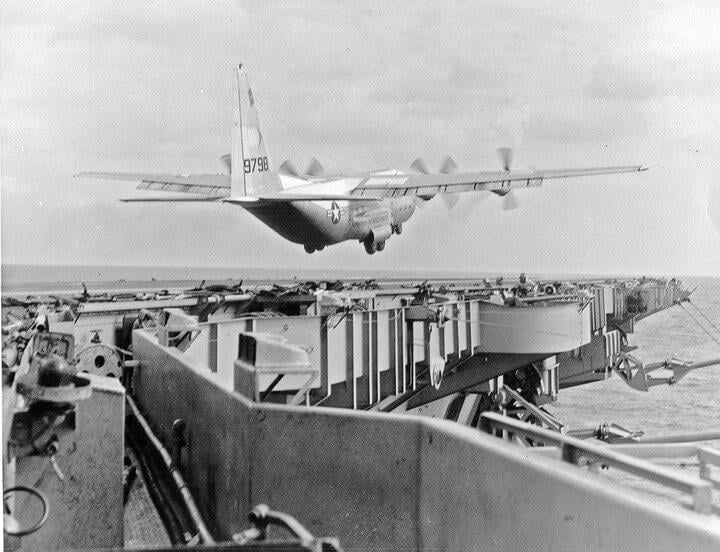 Chiếc KC-130 cất cánh trên tàu sân bay USS Forrestal năm 1963.