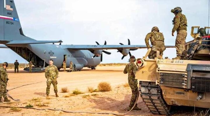 Tiếp nhiên liệu cho xe tăng M1A2 Abrams từ C-130J Super Hercules.