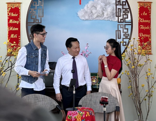 Khi lãnh đạo thành phố livestream bán hàng