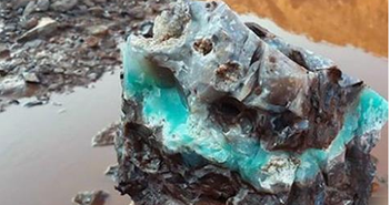 Phát hiện tia sáng xanh lóe lên từ vết nứt trên ‘đá lạ’, khu đất toàn sỏi đá trở thành nơi đào kho báu 200 năm tuổi, công nghệ mới được đưa vào