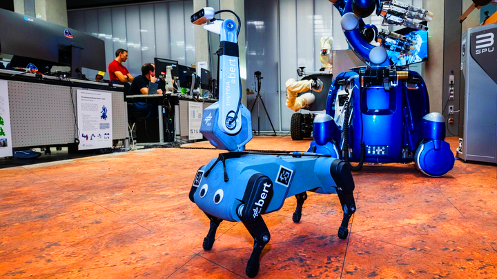Phi hành gia điều khiển robot chó từ không gian