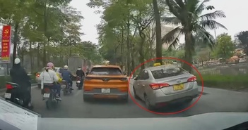 Phẫn nộ tài xế lái xe taxi vượt ẩu, leo lên vỉa hè khi tắc đường Phẫn nộ tài xế lái xe taxi vượt ẩu, leo lên vỉa hè khi tắc đường