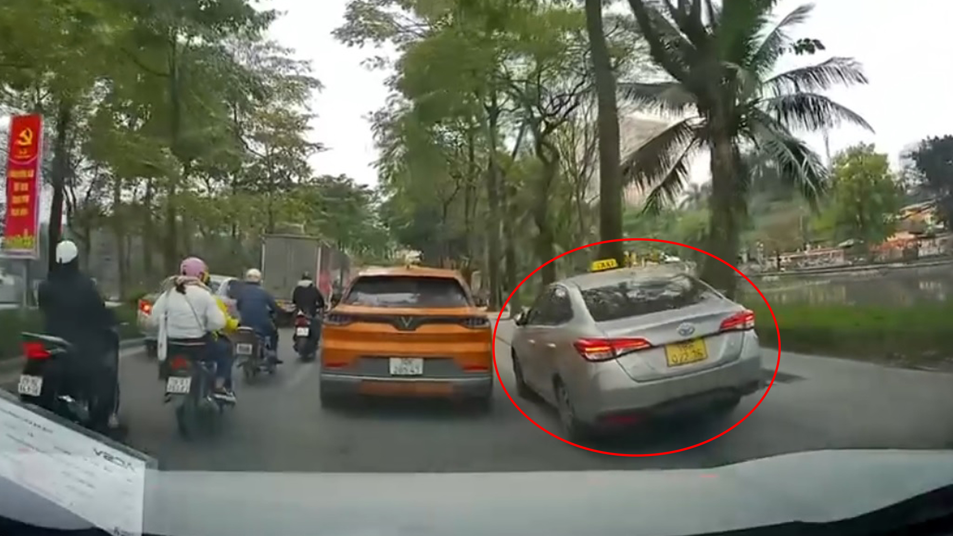 Phẫn nộ tài xế lái xe taxi vượt ẩu, leo lên vỉa hè khi tắc đường- Ảnh 1. Phẫn nộ tài xế lái xe taxi vượt ẩu, leo lên vỉa hè khi tắc đường- Ảnh 1.