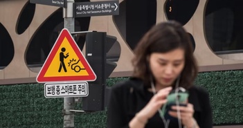 Smartphone thay đổi cách con người đi bộ