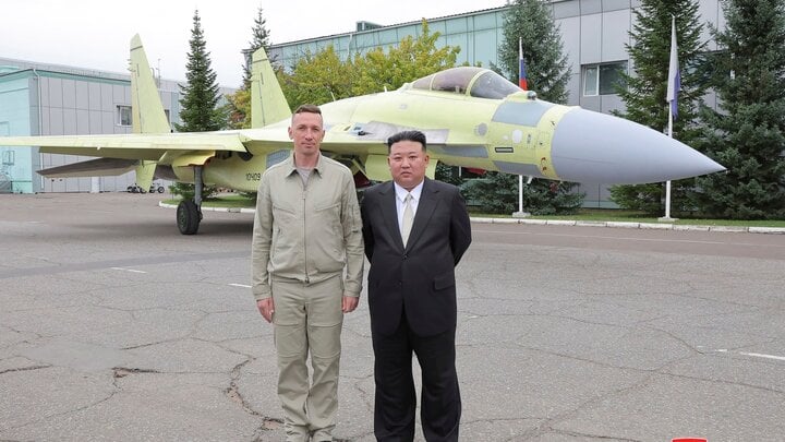 Chủ tịch Kim Jong-un bên Su-35 Nga và phi công sau chuyến bay trình diễn.
