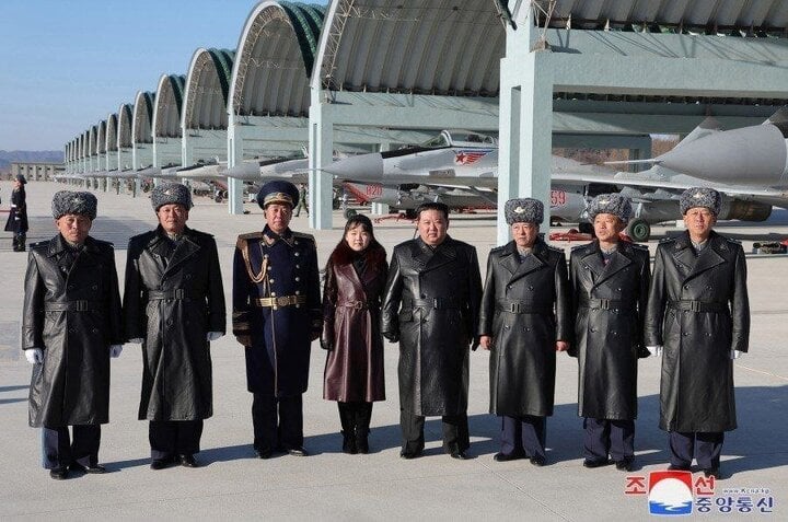 Nhà lãnh đạo Kim Jong-un và con gái Kim Ju-ae tại sân bay Sunchon được tân trang lại bằng MiG-29. (Ảnh: KCNA)