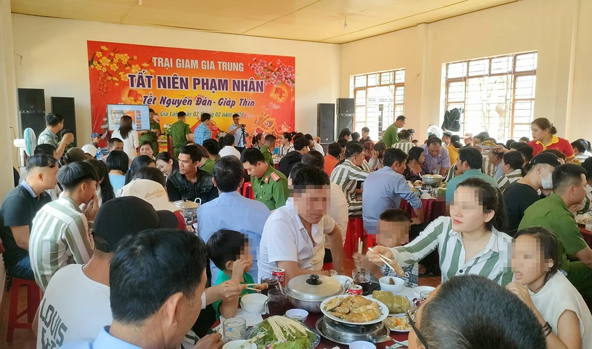 Bữa cơm tất niên đầm ấm giữa phạm nhân và người thân dịp cuối năm tại Trại giam Gia Trung. Ảnh: LK. Bữa cơm tất niên trong trại giam