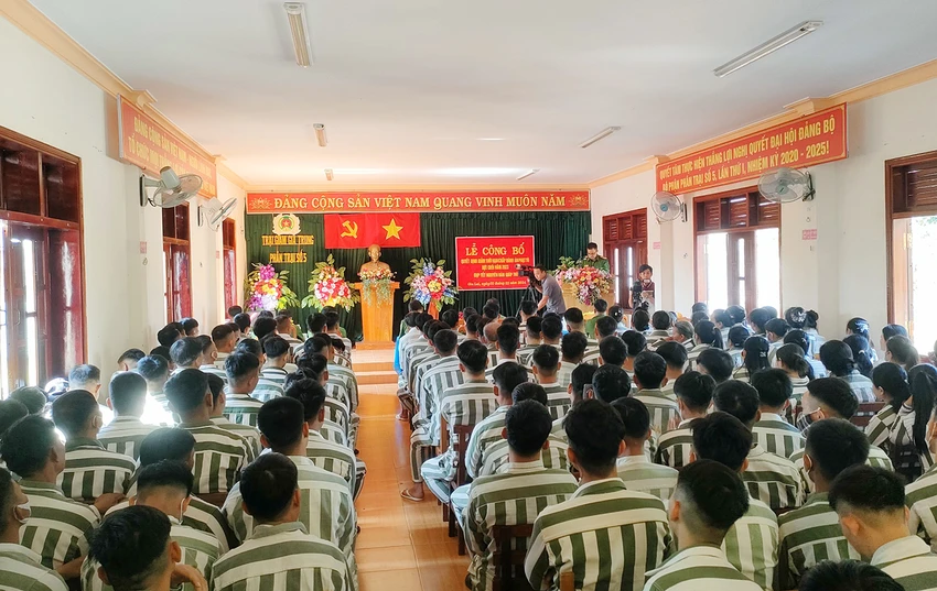 Trại giam Gia Trung công bố quyết định giảm án cho 800 phạm nhân. Ảnh: LK. Trại Giam Gia Trung giám án