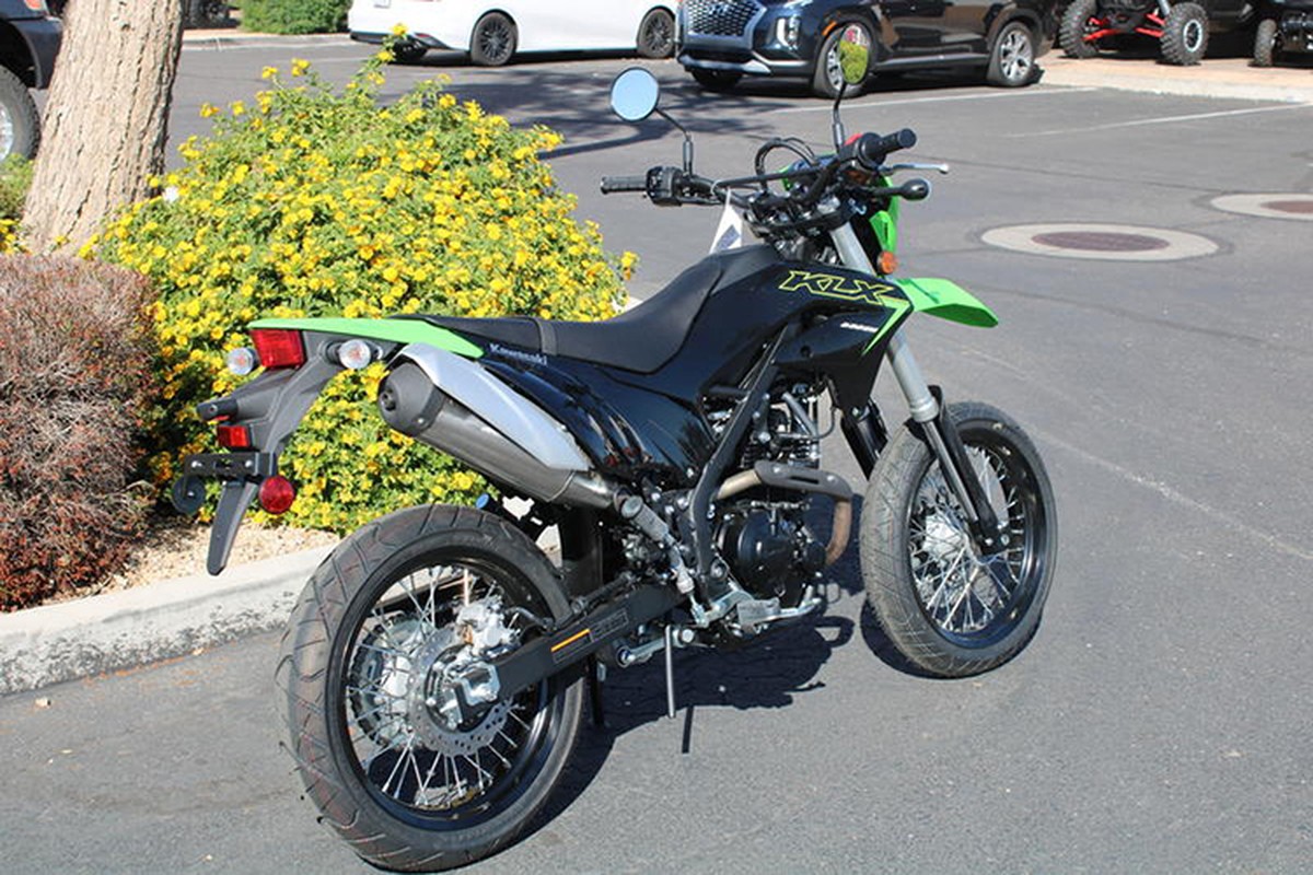 Chi tiết Kawasaki KLX 230 SM 2024 từ 137 triệu đồng sắp về Việt Nam - Hình 7 Chi tiet Kawasaki KLX 230 SM 2024 tu 137 trieu dong sap ve Viet Nam-Hinh-7