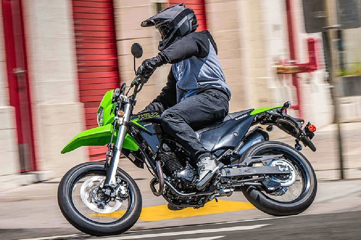 Chi tiết Kawasaki KLX 230 SM 2024 từ 137 triệu đồng sắp về Việt Nam - Hình 9 Chi tiet Kawasaki KLX 230 SM 2024 tu 137 trieu dong sap ve Viet Nam-Hinh-9