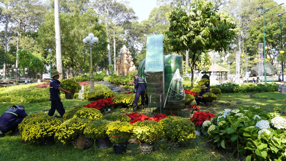 Các tiểu cảnh trên đồi cây xanh phía tay phải của trục hồ dài là những thảm hoa rực rỡ hoi-hoa-xuan-3.jpg
