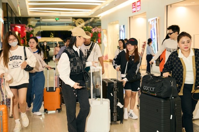 Vì các chuyến bay bị muộn thời gian nhiều nên dàn diễn viên của "Gặp lại chị bầu" chỉ còn thời gian kéo thẳng vali đến sự kiện ra mắt mới kịp