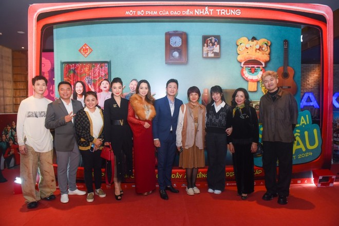 MC Diễm Quỳnh, Anh Tuấn cùng dàn diễn viên của "Gặp lại chị bầu"