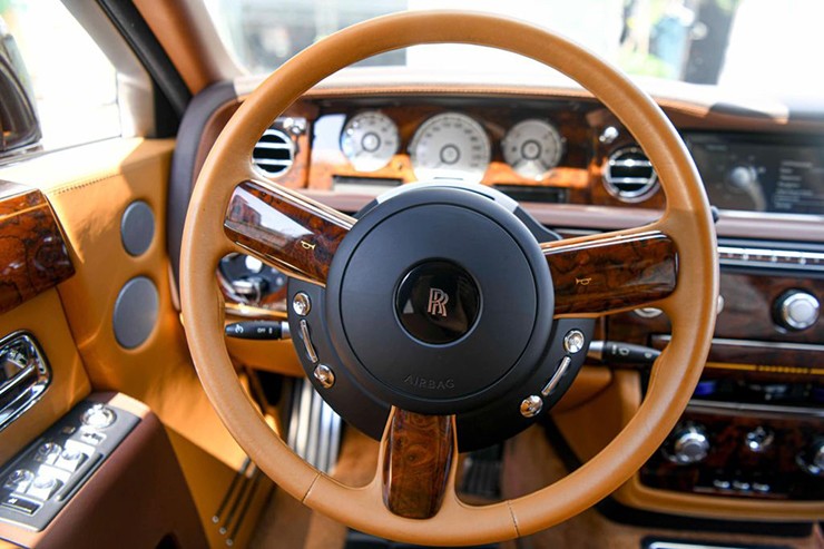 Rolls-Royce Phantom Lửa Thiêng
