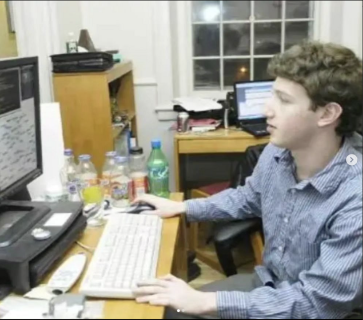 Mark Zuckerberg khoe ảnh kỷ niệm Facebook 20 năm tuổi