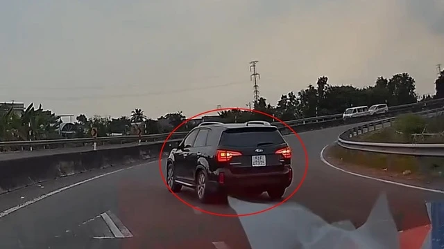 Tài xế liều lĩnh, lái ô tô đi lùi trên cao tốc TP.HCM - Trung Lương- Ảnh 1.