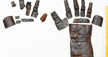 Găng tay bọc thép 'phi thường' thế kỷ 14 được khai quật ở Thụy Sĩ