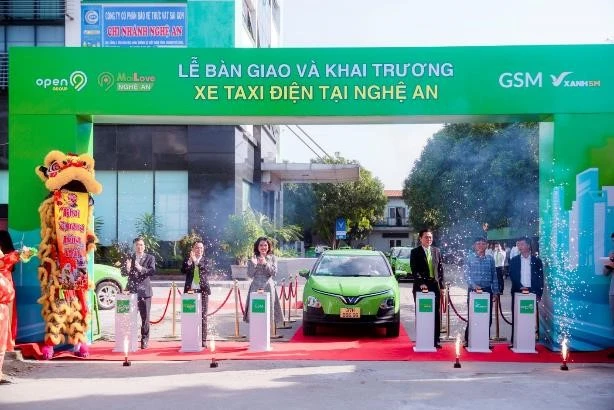 Sơn Nam là một trong những doanh nghiệp mới bắt tay cùng GSM chuyển đổi sang ô tô điện để chạy taxi Sơn Nam là một trong những doanh nghiệp mới bắt tay cùng GSM chuyển đổi sang ô tô điện để chạy taxi