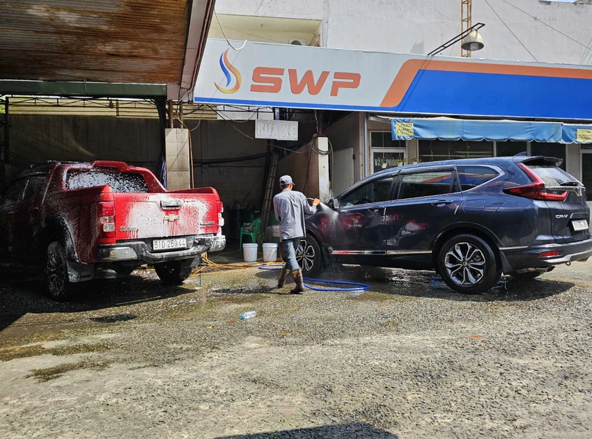 Thời điểm cận Tết Nguyên đán, các cửa hàng rửa xe ô tô đều đông khách.