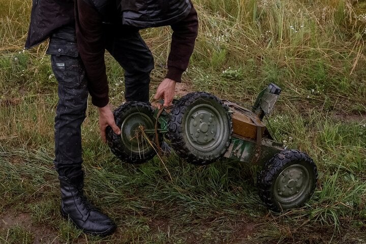 Một quân nhân Ukraine đang kiểm tra chiếc UGV. (Ảnh: Reuters)