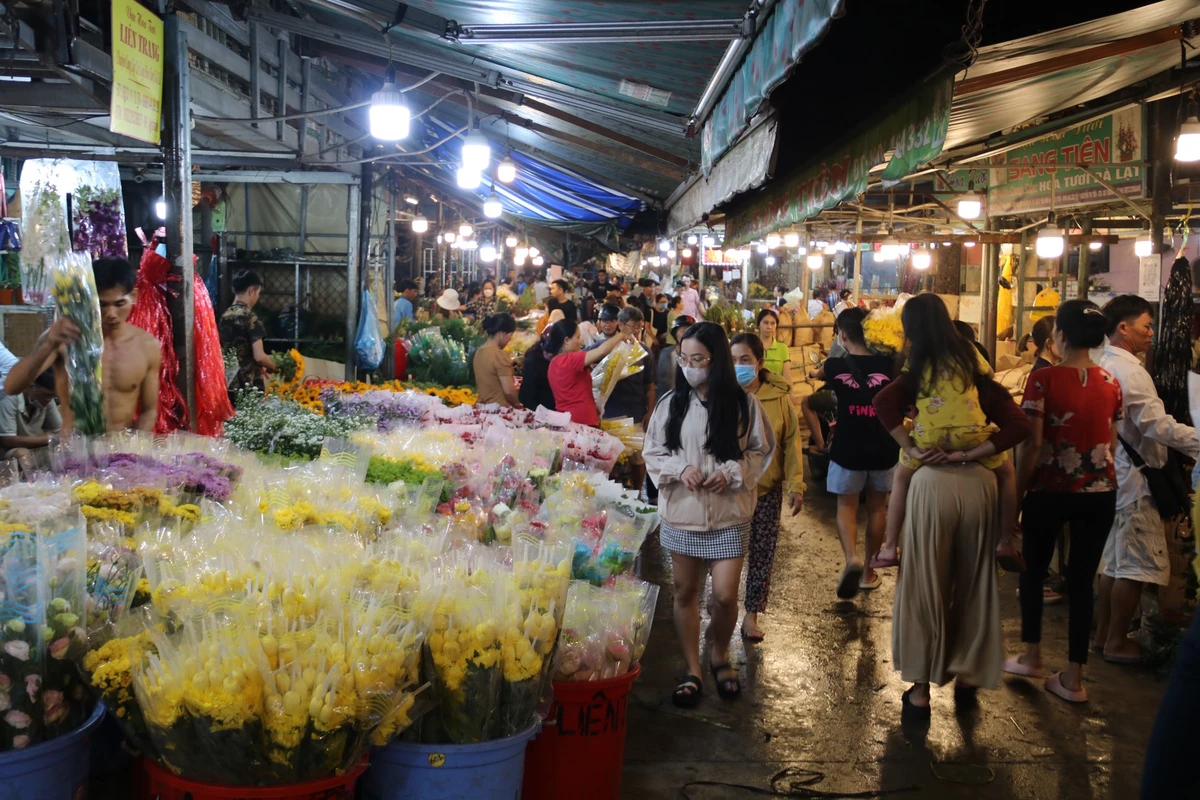 'Xuyên đêm' bán hoa Tết cùng tiểu thương chợ hoa Hồ Thị Kỷ