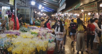 'Xuyên đêm' bán hoa Tết cùng tiểu thương chợ hoa Hồ Thị Kỷ