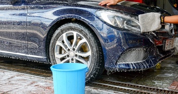 4 điều không nên làm khi tự rửa ô tô tại nhà giữa mùa nắng nóng