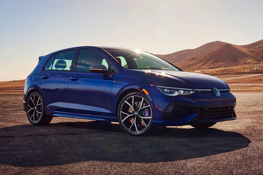 Đây là ô tô số tay 6 cấp và hệ thống AWD R-Performance 4Motion. Ảnh: Volkswagen. Những chiếc ô tô số tay mà bạn vẫn có thể mua vào năm 2024.jpg