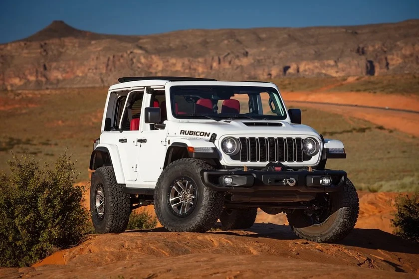 Ô tô số tay này có hệ dẫn động 4WD tiêu chuẩn. Ảnh: Jeep. Những chiếc ô tô số tay mà bạn vẫn có thể mua vào năm 2024.jpg