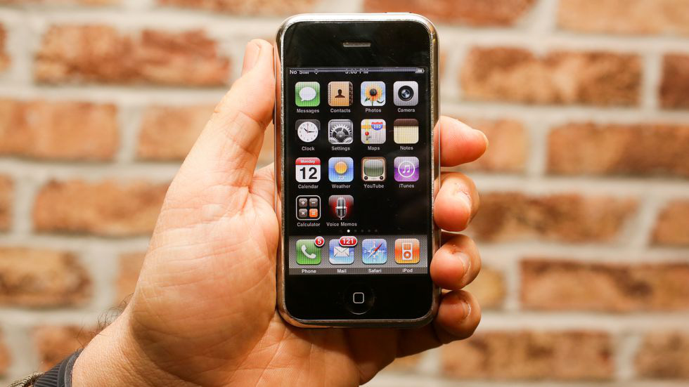 iPhone thành smartphone bán chạy nhất mọi thời thế nào - Ảnh 1.