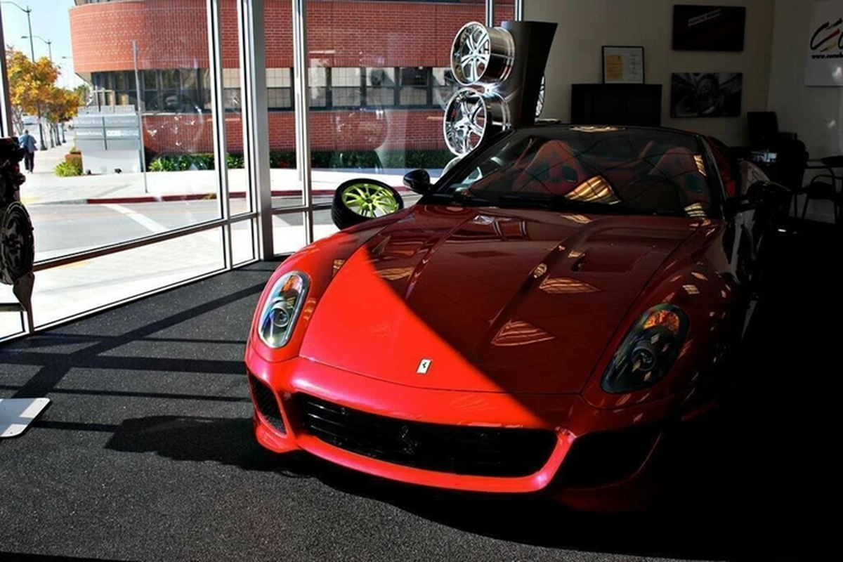 Ngắm dàn siêu xe Ferrari triệu đô của tay đua F1 Lewis Hamilton - Hình 10 Ngam dan sieu xe Ferrari trieu do cua tay dua F1 Lewis Hamilton-Hinh-10