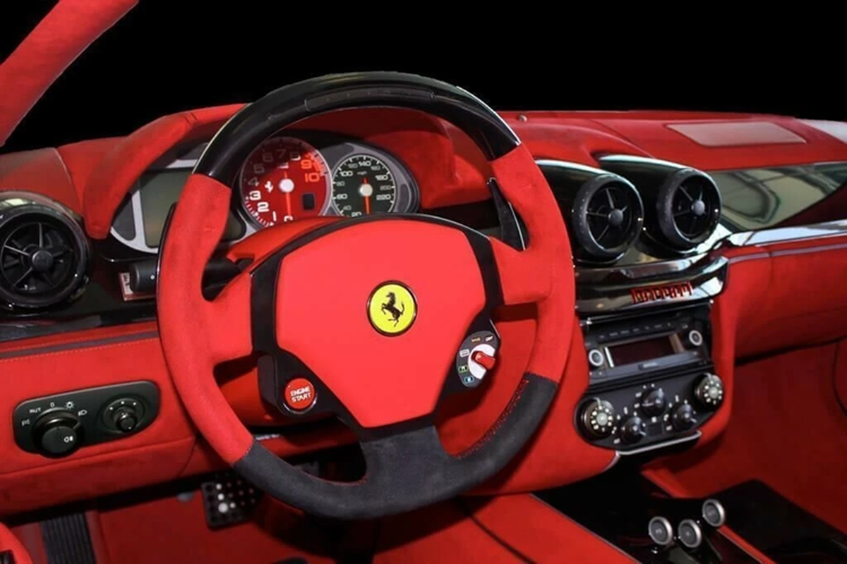 Ngắm dàn siêu xe Ferrari triệu đô của tay đua F1 Lewis Hamilton - Hình 11 Ngam dan sieu xe Ferrari trieu do cua tay dua F1 Lewis Hamilton-Hinh-11