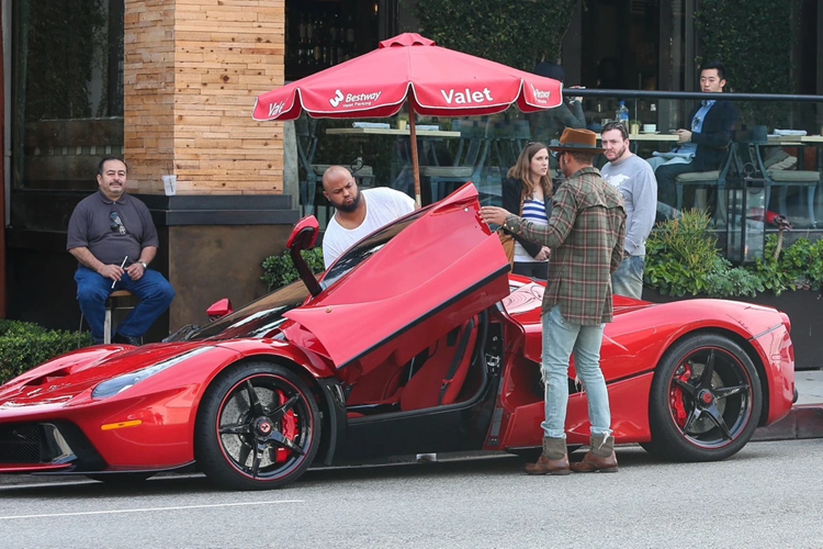 Ngắm dàn siêu xe Ferrari triệu đô của tay đua F1 Lewis Hamilton - Hình 13 Ngam dan sieu xe Ferrari trieu do cua tay dua F1 Lewis Hamilton-Hinh-13