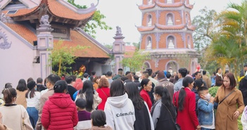 Quảng Bình: Đông đảo người dân đi cầu an ở ngôi chùa cổ hơn 700 năm