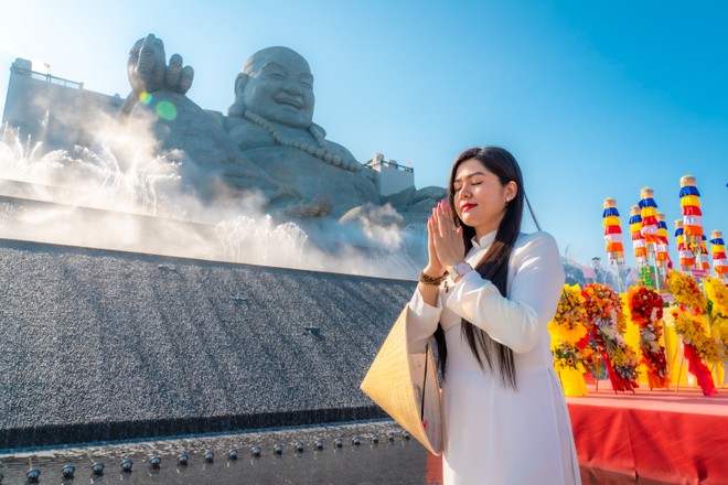 Đây là dịp đặc biệt để du khách gửi gắm ước nguyện về một năm mới bình an và nhiều hỷ lạc trước Tôn tượng Bồ Tát Di Lặc lớn hàng đầu thế giới trên đỉnh Núi Bà