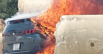 Xe ô tô con bốc cháy dữ dội, người ngồi trong tử vong
