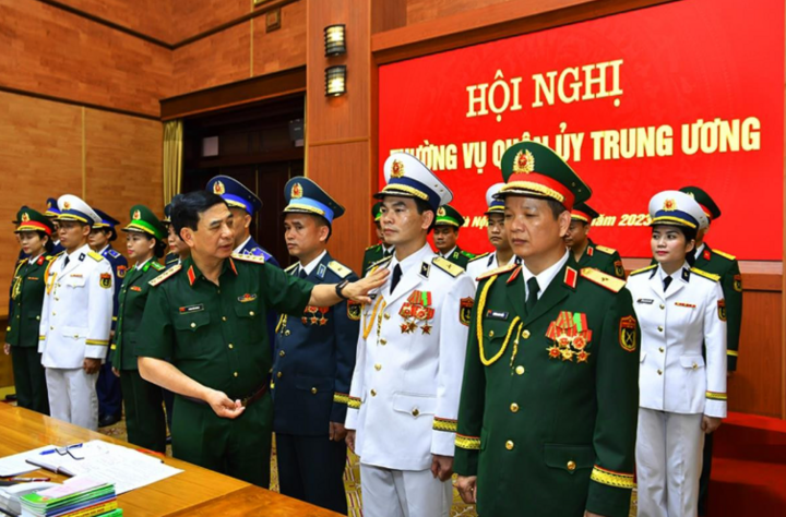 Tại Hội nghị Thường vụ Quân ủy Trung ương hồi tháng 7/2023, Đại tướng Phan Văn Giang, Bộ trưởng Quốc phòng cho ý kiến về các mẫu lễ phục mới. (Ảnh: Hồng Pha)
