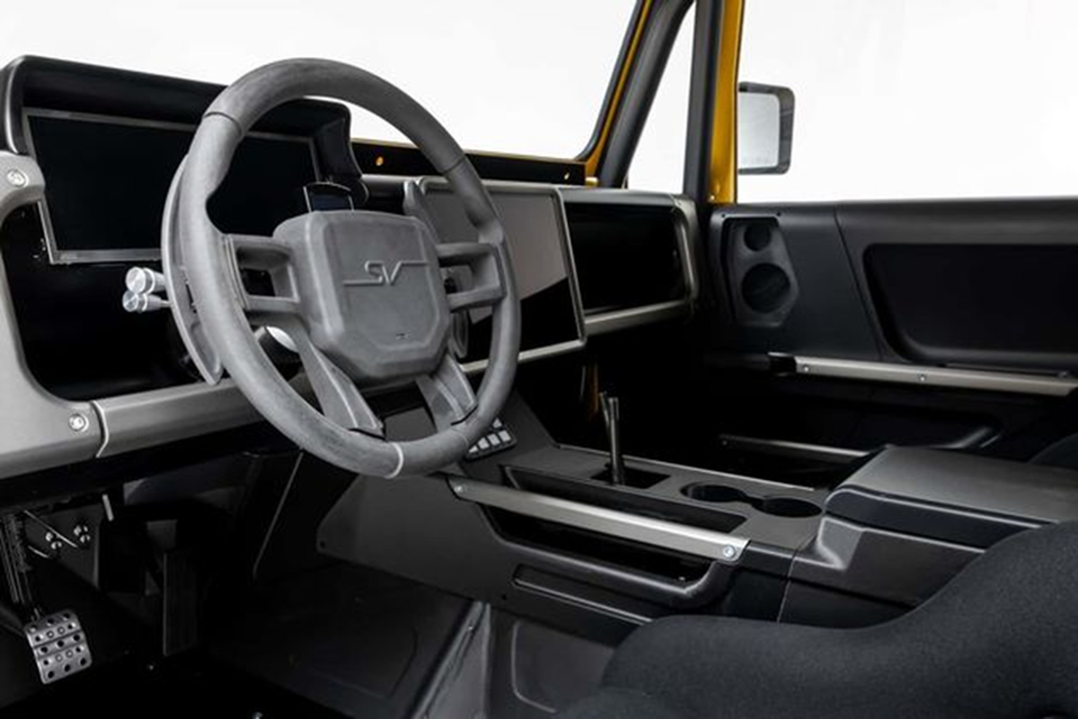 Land Rover cổ điển công suất 1.100 mã lực, giá bán tới 36 tỷ đồng - Hình 3 Land Rover co dien cong suat 1.100 ma luc, gia ban toi 36 ty dong-Hinh-3