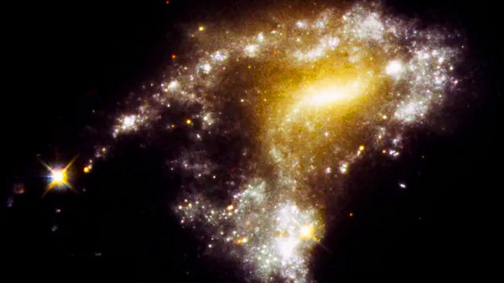 Kính Hubble tìm thấy 'đuôi cá' đầy sao của 12 thiên hà va chạm