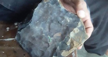 Bỗng trở thành triệu phú sau 1 đêm vì thiên thạch rơi xuyên qua mái nhà! Bỗng trở thành triệu phú sau 1 đêm vì thiên thạch rơi xuyên qua mái nhà!