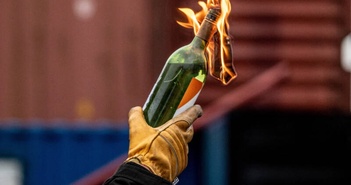 Nguồn gốc của bom xăng tự chế và tên gọi “Molotov Cocktail” Nguồn gốc của bom xăng tự chế và tên gọi “Molotov Cocktail”