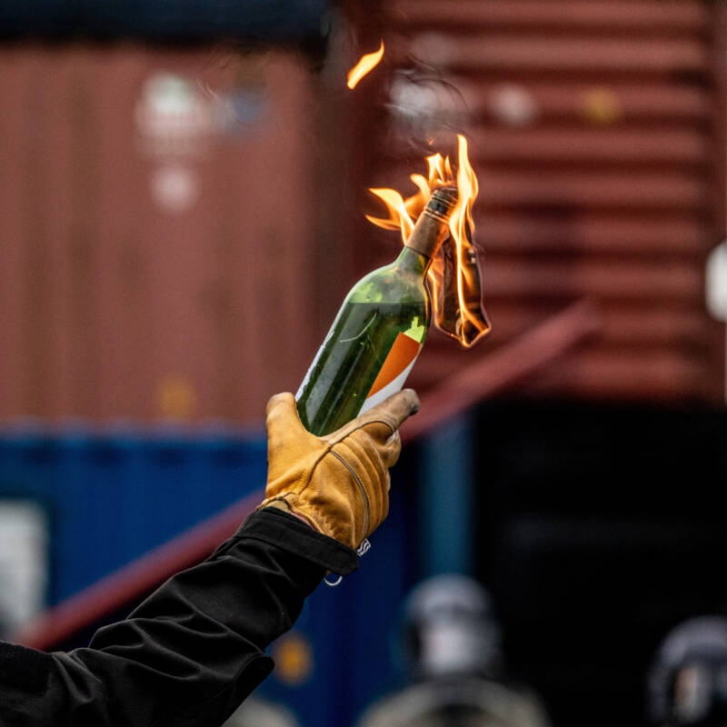 nguon goc cua bom xang tu che va ten goi molotov cocktail hinh anh 1